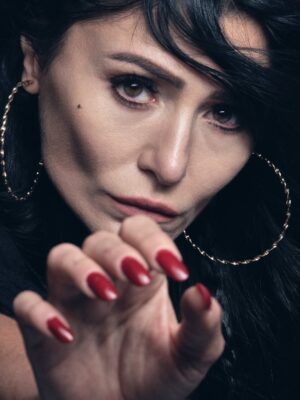 Deniz Çakır Instagram - Her susuşda kendi hayatından, seni sen yapan özünden bi şey defnediyor insan… Susmak ne büyük yük…