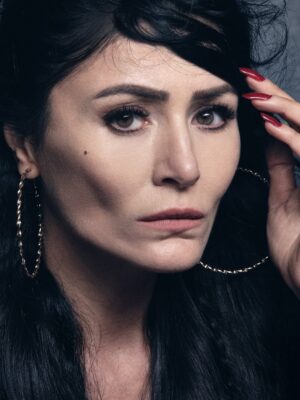 Deniz Çakır Instagram - Her susuşda kendi hayatından, seni sen yapan özünden bi şey defnediyor insan… Susmak ne büyük yük…