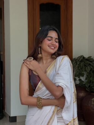 Devika Sanjay Instagram - happy onam wearing my mom’s wedding saree☹️🤍