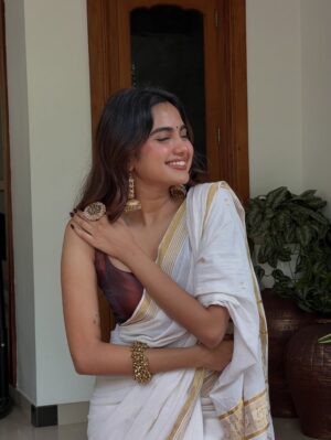 Devika Sanjay Instagram - happy onam wearing my mom’s wedding saree☹️🤍