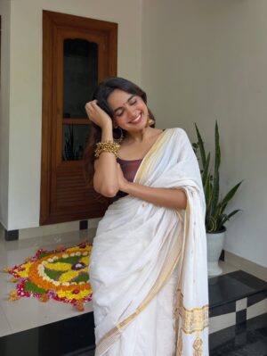 Devika Sanjay Instagram - happy onam wearing my mom’s wedding saree☹️🤍