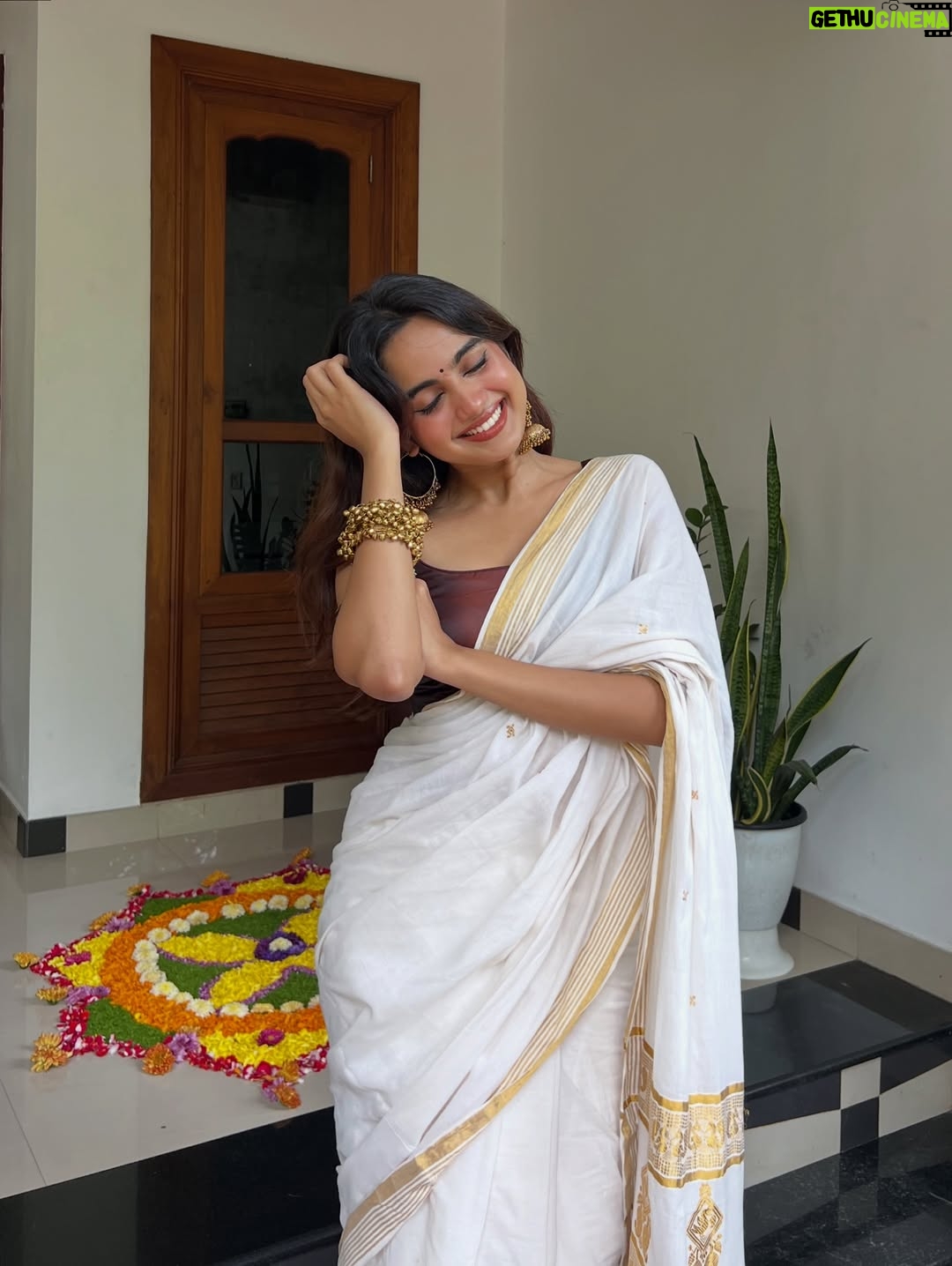 Devika Sanjay - 133.2K Likes - happy onam wearing my mom’s wedding saree☹️🤍