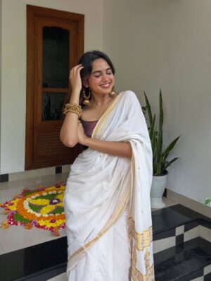 Devika Sanjay Instagram - happy onam wearing my mom’s wedding saree☹️🤍