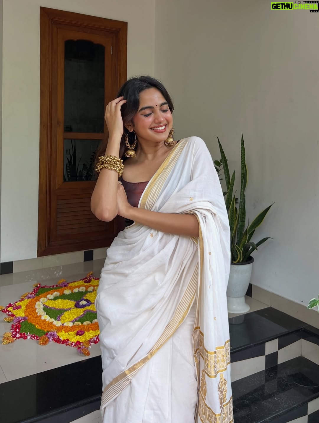 Devika Sanjay - 133.2K Likes - happy onam wearing my mom’s wedding saree☹️🤍