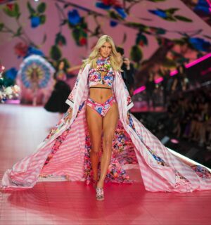 Devon Windsor Instagram - Wishing all the girlies good luck tonight! 💕✨ #VSfashionshow