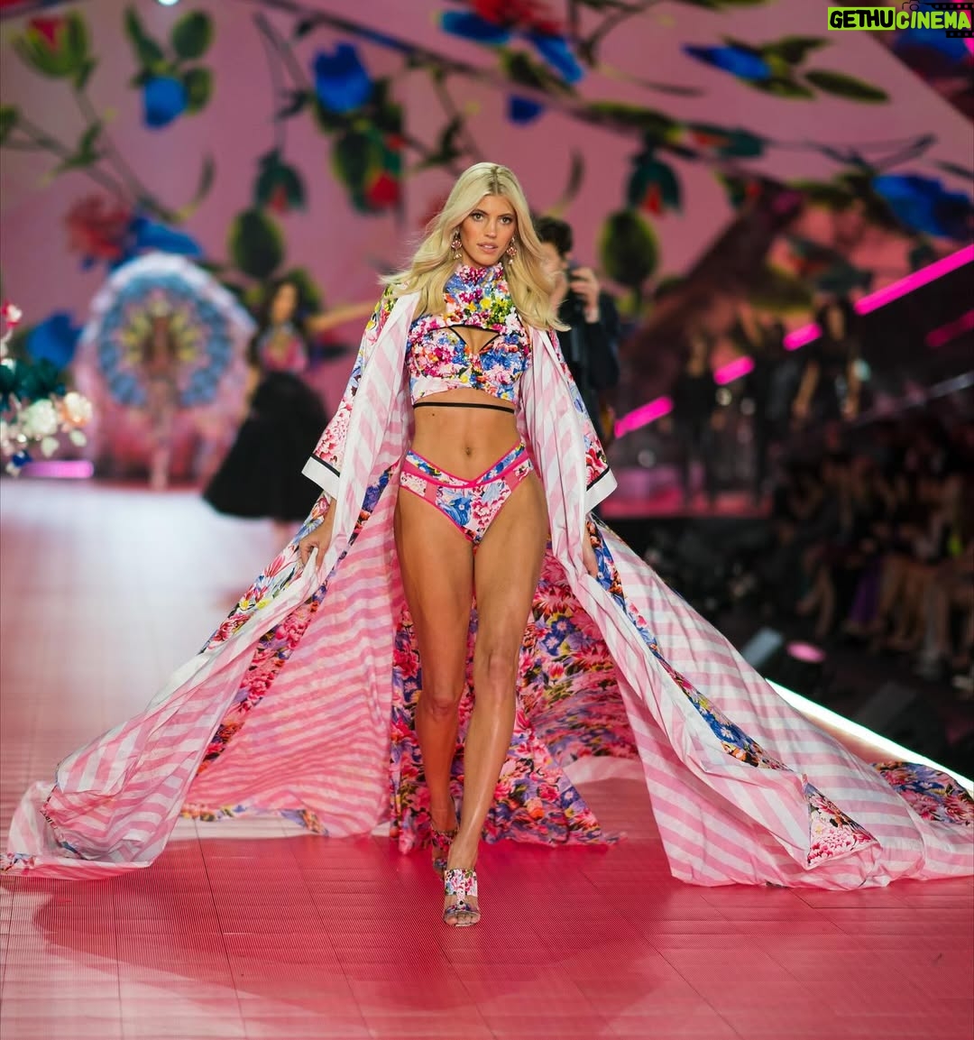 Devon Windsor - 19.6K Likes - Wishing all the girlies good luck tonight! 💕✨ #VSfashionshow