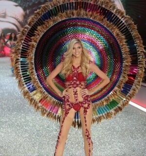 Devon Windsor Instagram - Wishing all the girlies good luck tonight! 💕✨ #VSfashionshow