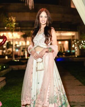 Dhairya Sandhyana Instagram - The feminine urge to twirl every time you wear a lehenga🦚
Outfit: @archanakochharofficial