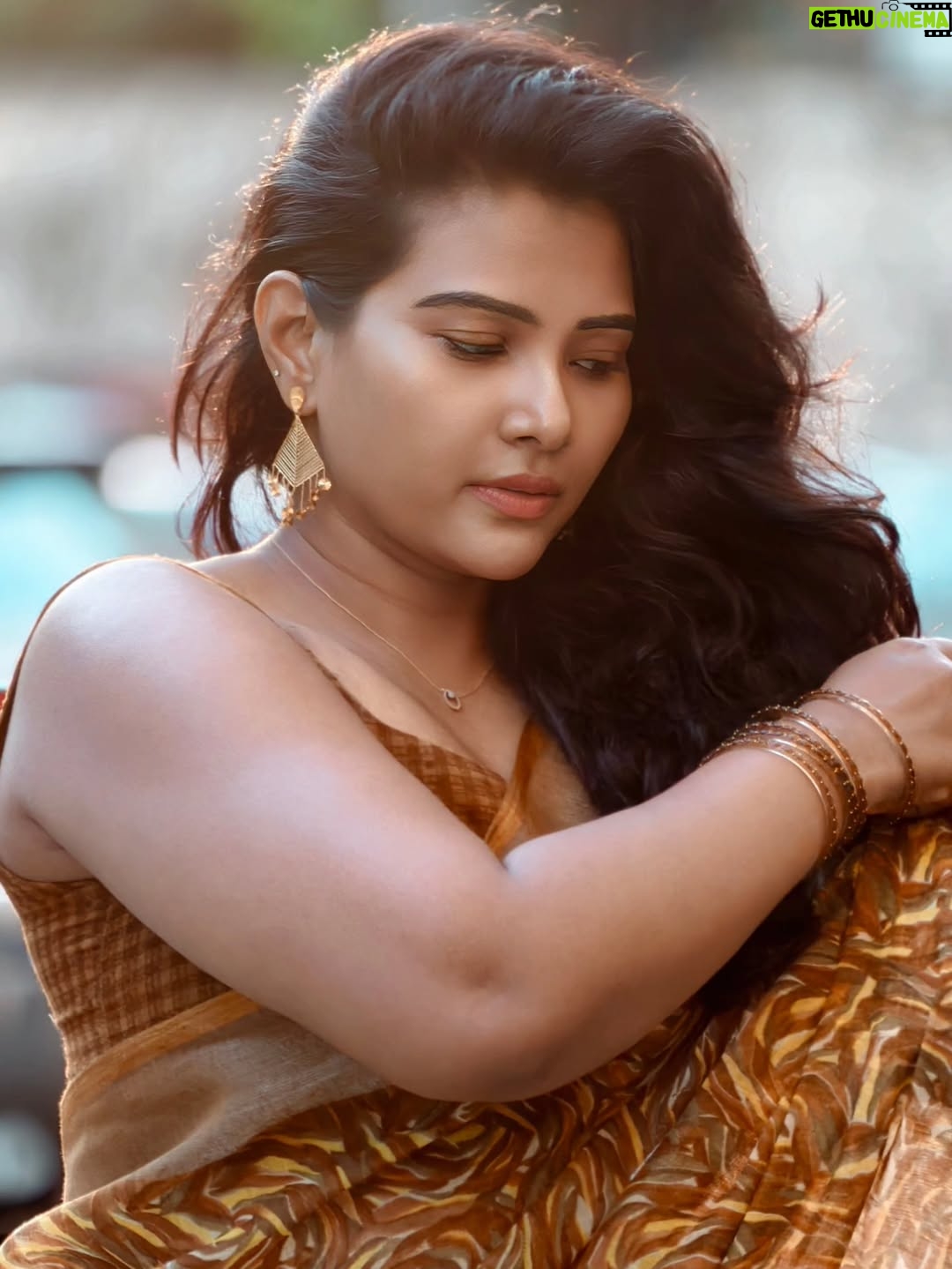 Dhivya Duraisamy - 106.7K Likes - PC @prj4987 
Blouse @askcouture.7
