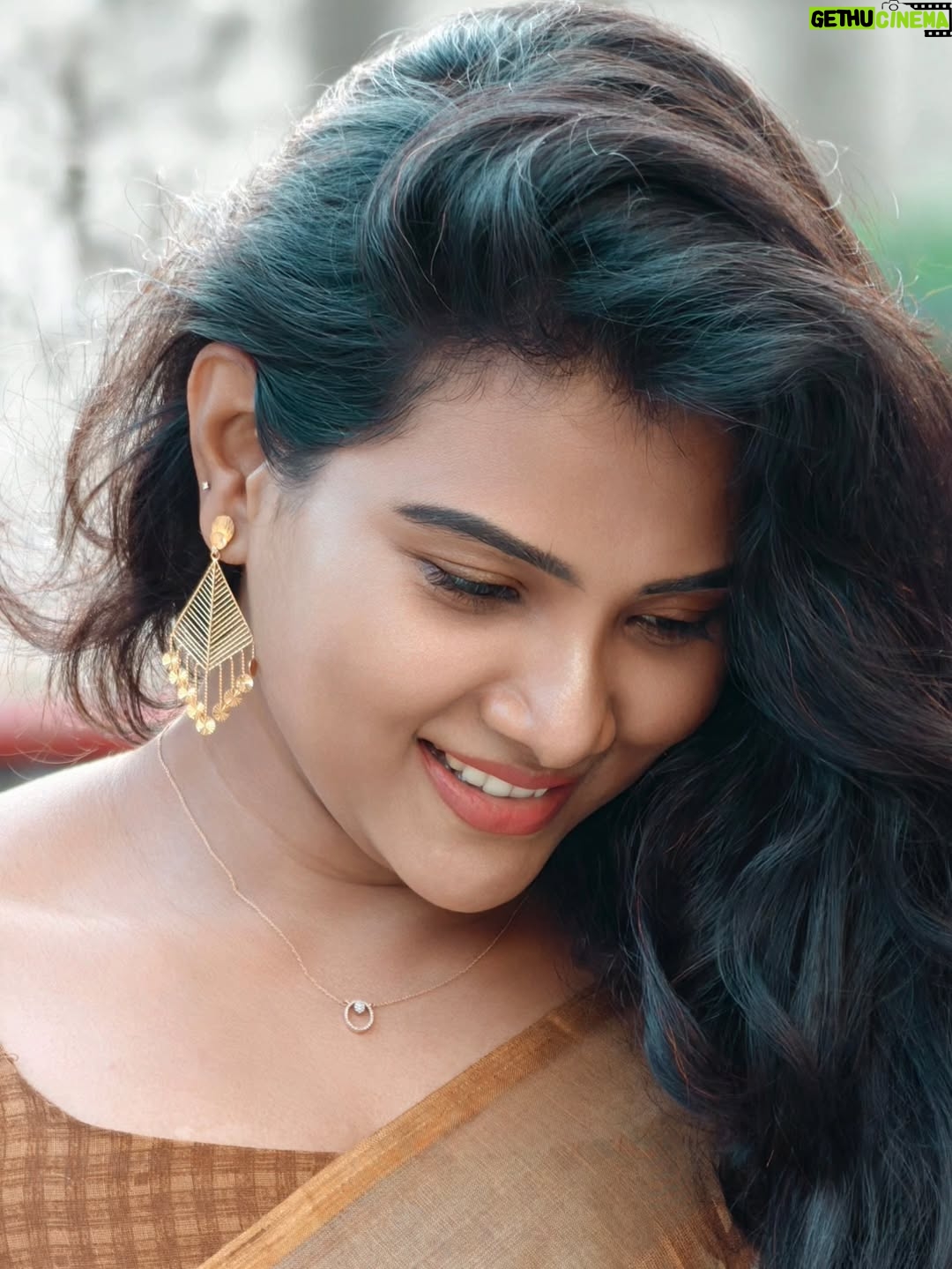 Dhivya Duraisamy - 106.7K Likes - PC @prj4987 
Blouse @askcouture.7