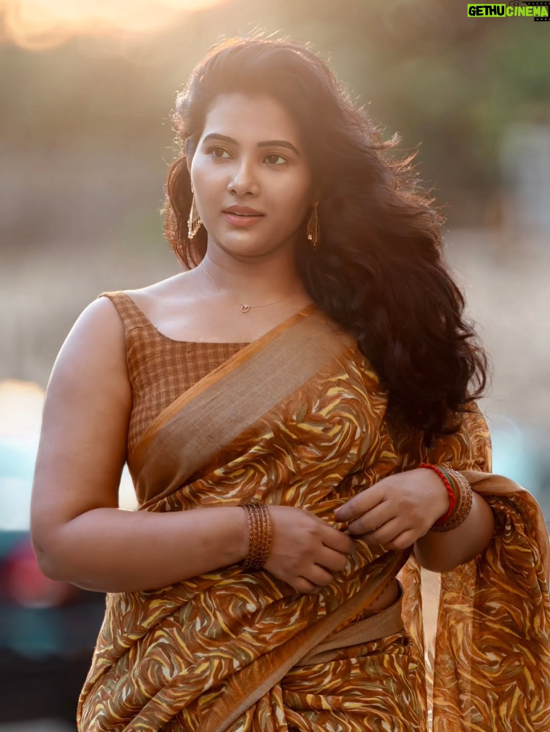 Dhivya Duraisamy - 106.7K Likes - PC @prj4987 
Blouse @askcouture.7