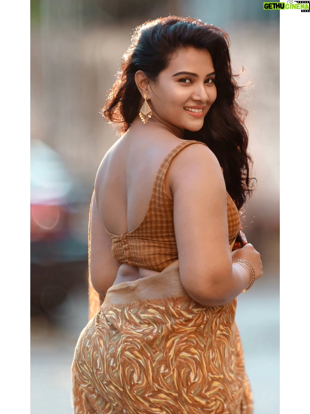 Dhivya Duraisamy - 106.7K Likes - PC @prj4987 
Blouse @askcouture.7