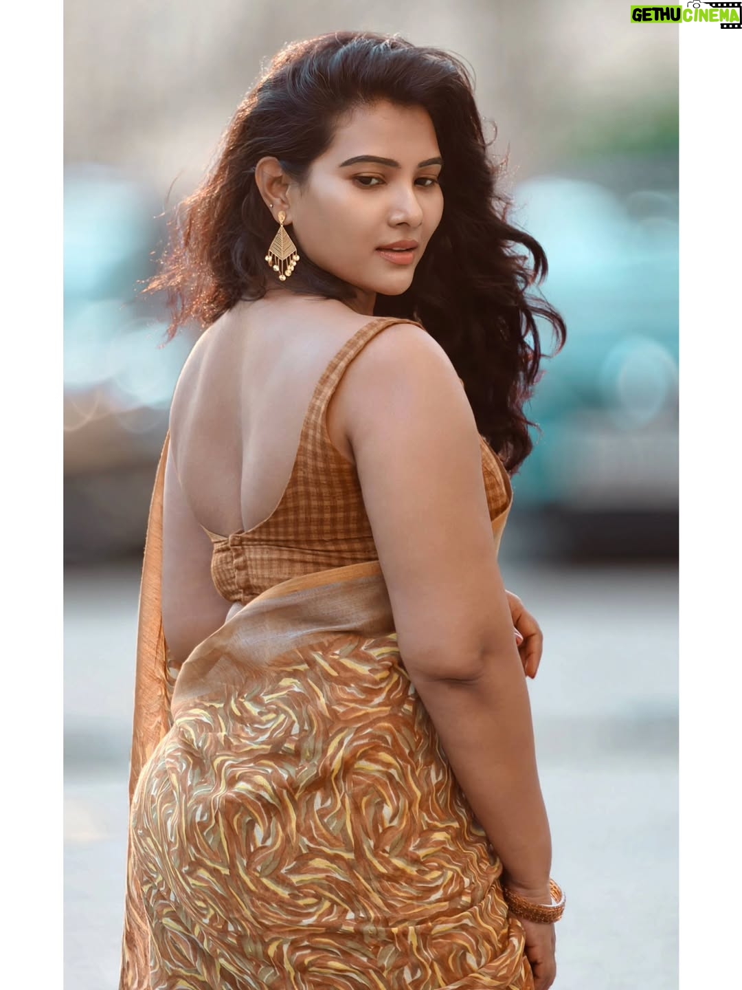Dhivya Duraisamy - 106.7K Likes - PC @prj4987 
Blouse @askcouture.7