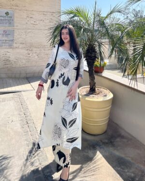 Dhwani Gupta Instagram - A day out with @__e.s.h.i.t.a__13 🫶🏻 buying romantic novels and cute dairies 🫠

#explore #explorepage #foryou #foryoupage #fyp 

[love, friendship, dayout, novels, diary, fashion, lifestyle, jammu, books]