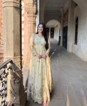 Dhwani Gupta Instagram - šāØš¦¢
Wearing @idaho_o
#explore #explorepage #foryou #fypage #fyp
Suits, Traditional suits, Ethnic, Anarkali, Fashion, Elegance, Jammu girl, Jammu city