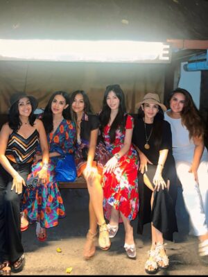 Diah Permatasari Instagram - Mana Yg Turis mana yg bukan?😂😀
Ke Bali bukan Skedar liburan Namun.. Bersilaturahmi sama sahabat2 ku yg tinggal di Bali
•
Bahagia itu adalah obat yg jitu…
Selalu membina persahabatan yg indah sampai akhir hayat
❤️❤️❤️