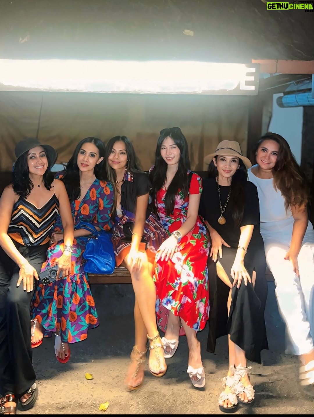 Diah Permatasari - 2.2K Likes - Mana Yg Turis mana yg bukan?😂😀
Ke Bali bukan Skedar liburan Namun.. Bersilaturahmi sama sahabat2 ku yg tinggal  di Bali
•
Bahagia itu adalah obat yg jitu…
Selalu membina persahabatan yg indah sampai akhir hayat
❤️❤️❤️