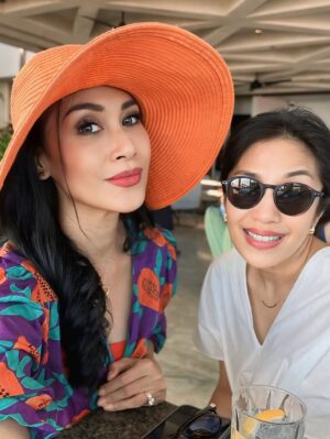 Diah Permatasari Instagram - Mana Yg Turis mana yg bukan?😂😀
Ke Bali bukan Skedar liburan Namun.. Bersilaturahmi sama sahabat2 ku yg tinggal di Bali
•
Bahagia itu adalah obat yg jitu…
Selalu membina persahabatan yg indah sampai akhir hayat
❤️❤️❤️