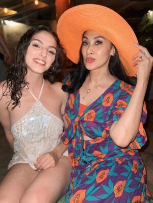 Diah Permatasari Instagram - Mana Yg Turis mana yg bukan?😂😀
Ke Bali bukan Skedar liburan Namun.. Bersilaturahmi sama sahabat2 ku yg tinggal di Bali
•
Bahagia itu adalah obat yg jitu…
Selalu membina persahabatan yg indah sampai akhir hayat
❤️❤️❤️