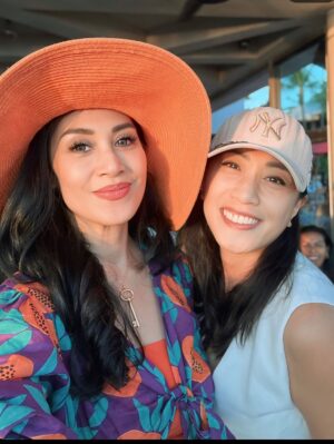 Diah Permatasari Instagram - Mana Yg Turis mana yg bukan?😂😀
Ke Bali bukan Skedar liburan Namun.. Bersilaturahmi sama sahabat2 ku yg tinggal di Bali
•
Bahagia itu adalah obat yg jitu…
Selalu membina persahabatan yg indah sampai akhir hayat
❤️❤️❤️