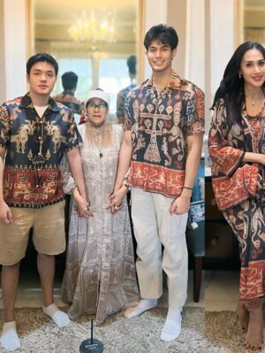Diah Permatasari Instagram - Sugeng ambal warso Ke 77 th mom😘
mugi Gusti Allah tansah
paringi berkah kesarasan, kebingahan lan panjang yuswo.
31 Agustus 2025🎂,
Hari ini Syukuran Hari kelahiran mama ku❤️
Berkumpul dgn Anak2, menantu, cucu& cicit..
Dlm suasana keprihatinan &kesederhanaan namun tetap bersyukur masyaAllah ,
Mama ku di berikan kesehatan yg baik.. 🙏🏻Alhamdulillah
•
Smoga Mama Panjang umur Sehat walafiat selalu .. 🎉🎉
Bahagia sejahtera dan senantiasa dalam lindungan Allah SWT.. Aamiin .. 🤲 I Love you mom❤️