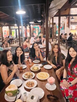 Diah Permatasari Instagram - Mana Yg Turis mana yg bukan?😂😀
Ke Bali bukan Skedar liburan Namun.. Bersilaturahmi sama sahabat2 ku yg tinggal di Bali
•
Bahagia itu adalah obat yg jitu…
Selalu membina persahabatan yg indah sampai akhir hayat
❤️❤️❤️