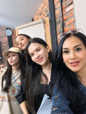 Diah Permatasari Instagram - MENIKAH JADIKAN YANG KE2 🎬 @wetvindonesia
See you soon Guys !Can’t Wait!🎬🥰
@ninojkt @aisyahaqilahh @bertrand1407 @carissaperusset
@bu_deedee