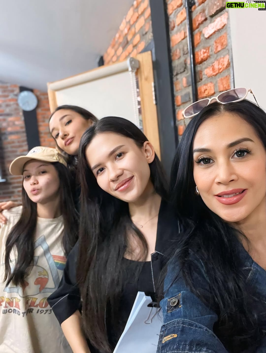 Diah Permatasari - 1.5K Likes - MENIKAH JADIKAN YANG KE2 🎬 @wetvindonesia 
See you soon Guys !Can’t Wait!🎬🥰
@ninojkt @aisyahaqilahh @bertrand1407 @carissaperusset
@bu_deedee
