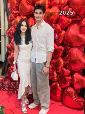Diah Permatasari Instagram - Kangen 18Th yg lalu..😍
msh imyutt &ringan di Gendong nya..
Siapa sangka Bayi yg ku gendong ini skrg sdh Bujangan..🤭
•
Percayalah,
Waktu terasa cepat berlalu. Tanpa sadar, anak kita
sudah besar saja, bukan?. Selagi anak masih Kecil, manfaatkanlah waktu bersamanya. Ya mungkin anda bekeria, tapi tak bisa menjadi alasan untuk tidak memiliki waktu sedikit pun untuk anak-anak ..❤️❤️❤️
@marcnicholas_
#masyallahtabarakallah