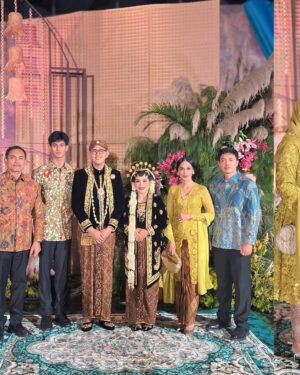 Diah Permatasari Instagram - Turut Bahagia bersama keluarga kecil ku❤️
Di Pernikahan Keponakan Ku Bagus Dwi Satrio yg Telah mempersunting Khezia❤️
pernikahan Dengan Adat jawa Solo..
Selamat Mengarungi Bahtera Rumah Tangga,
Bagus& Khezia❤️
Semoga Sakinah, mawadah , warahmah
Selamat juga Untuk My Cousin mba wanda @dwiarumwandasari Beserta keluarga besar Yg Berbahagia. Semoga Samawa 🙏🏻🤗