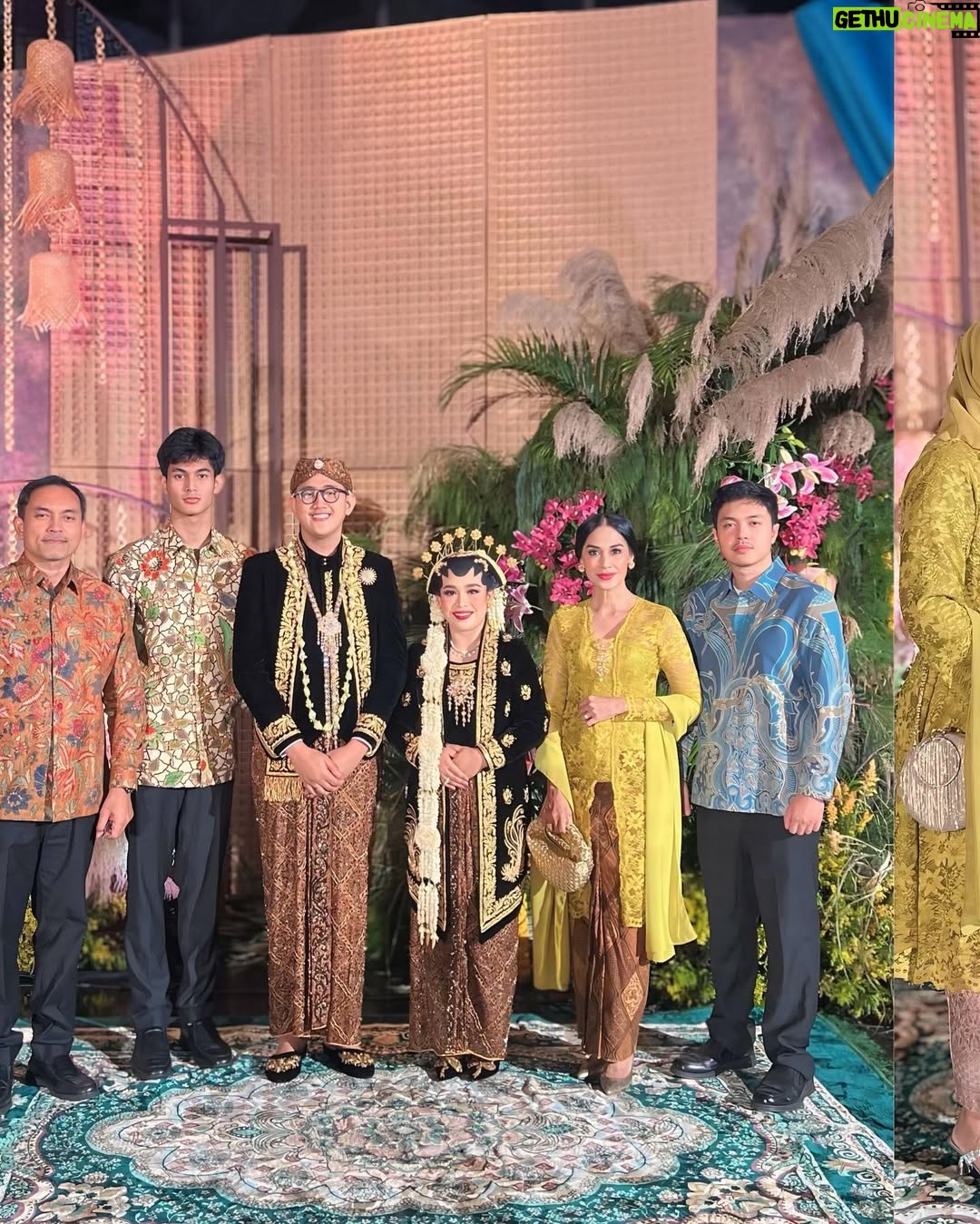 Diah Permatasari - 1.9K Likes - Turut Bahagia bersama keluarga kecil ku❤️
Di Pernikahan Keponakan Ku Bagus Dwi Satrio yg Telah mempersunting Khezia❤️
pernikahan Dengan Adat jawa Solo..
Selamat Mengarungi Bahtera Rumah Tangga,
Bagus& Khezia❤️
Semoga Sakinah, mawadah , warahmah 
Selamat juga Untuk My Cousin mba wanda @dwiarumwandasari Beserta keluarga besar Yg Berbahagia. Semoga Samawa 🙏🏻🤗