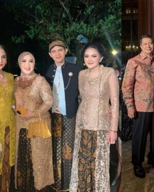 Diah Permatasari Instagram - Turut Bahagia bersama keluarga kecil ku❤️
Di Pernikahan Keponakan Ku Bagus Dwi Satrio yg Telah mempersunting Khezia❤️
pernikahan Dengan Adat jawa Solo..
Selamat Mengarungi Bahtera Rumah Tangga,
Bagus& Khezia❤️
Semoga Sakinah, mawadah , warahmah
Selamat juga Untuk My Cousin mba wanda @dwiarumwandasari Beserta keluarga besar Yg Berbahagia. Semoga Samawa 🙏🏻🤗