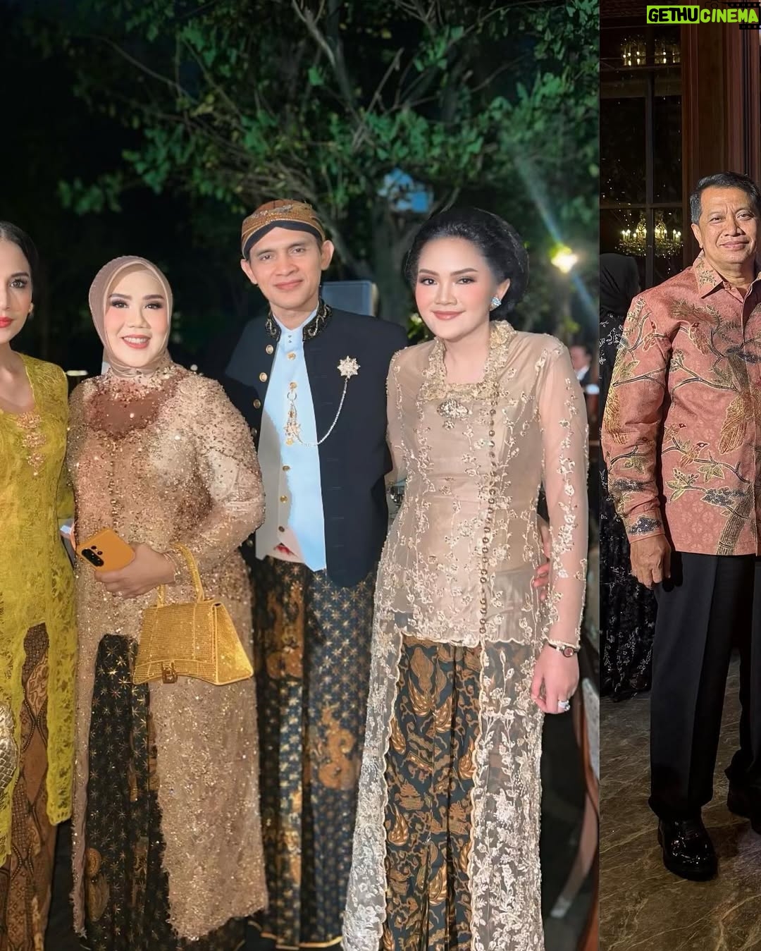 Diah Permatasari - 1.9K Likes - Turut Bahagia bersama keluarga kecil ku❤️
Di Pernikahan Keponakan Ku Bagus Dwi Satrio yg Telah mempersunting Khezia❤️
pernikahan Dengan Adat jawa Solo..
Selamat Mengarungi Bahtera Rumah Tangga,
Bagus& Khezia❤️
Semoga Sakinah, mawadah , warahmah 
Selamat juga Untuk My Cousin mba wanda @dwiarumwandasari Beserta keluarga besar Yg Berbahagia. Semoga Samawa 🙏🏻🤗
