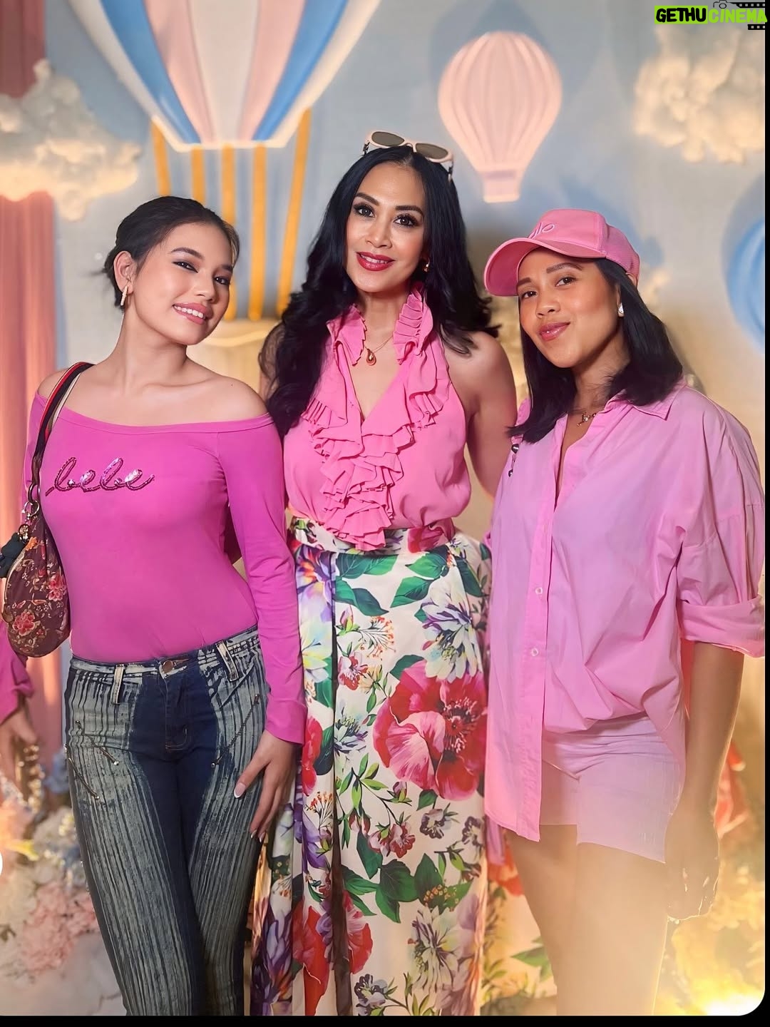 Diah Permatasari - 7.8K Likes - Congrats to Billy &Vika💙💙
•
For the Gender reveal party🎈🎈🎈
Its A Boy!! Yaaaayyyy!!👶🏻💙
•
Doa terbaik untuk Billy,Vika dan baby boy 👶🏻💙
"Semoga Allah memberikan kelancaran dan keselamatan pada proses persalinanmu," "Barakallahu laka fi al-maulud, semoga anakmu menjadi berkah yang penuh kebaikan," dan "Kami doakan semoga Allah senantiasa melindungi dan memberikan kekuatan, kesehatan utk papa billy,mama vika& baby “🙏🏻👶🏻💙