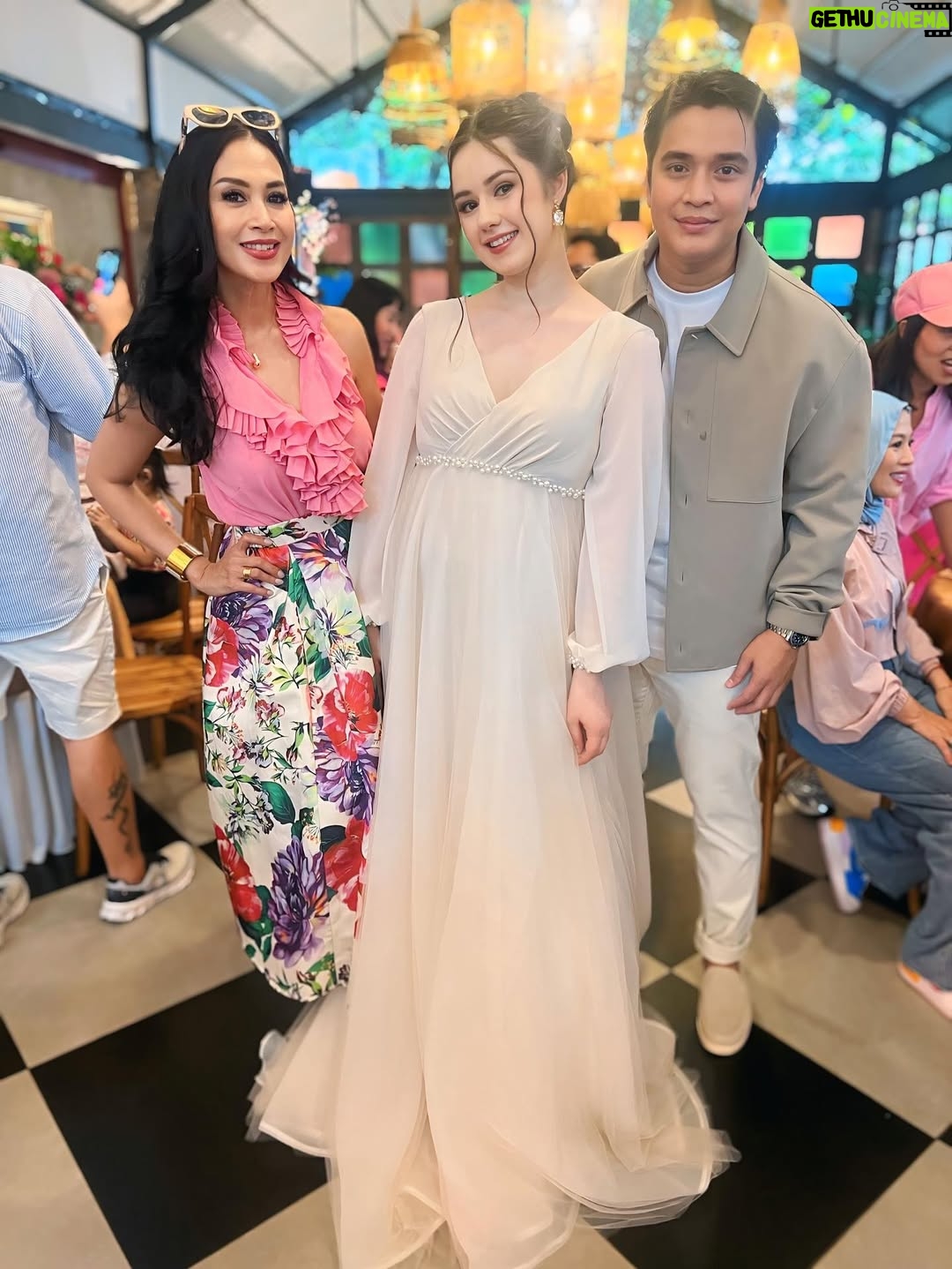 Diah Permatasari - 7.8K Likes - Congrats to Billy &Vika💙💙
•
For the Gender reveal party🎈🎈🎈
Its A Boy!! Yaaaayyyy!!👶🏻💙
•
Doa terbaik untuk Billy,Vika dan baby boy 👶🏻💙
"Semoga Allah memberikan kelancaran dan keselamatan pada proses persalinanmu," "Barakallahu laka fi al-maulud, semoga anakmu menjadi berkah yang penuh kebaikan," dan "Kami doakan semoga Allah senantiasa melindungi dan memberikan kekuatan, kesehatan utk papa billy,mama vika& baby “🙏🏻👶🏻💙