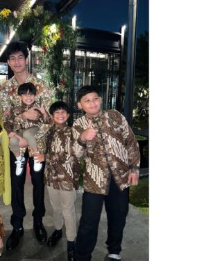 Diah Permatasari Instagram - Turut Bahagia bersama keluarga kecil ku❤️
Di Pernikahan Keponakan Ku Bagus Dwi Satrio yg Telah mempersunting Khezia❤️
pernikahan Dengan Adat jawa Solo..
Selamat Mengarungi Bahtera Rumah Tangga,
Bagus& Khezia❤️
Semoga Sakinah, mawadah , warahmah
Selamat juga Untuk My Cousin mba wanda @dwiarumwandasari Beserta keluarga besar Yg Berbahagia. Semoga Samawa 🙏🏻🤗