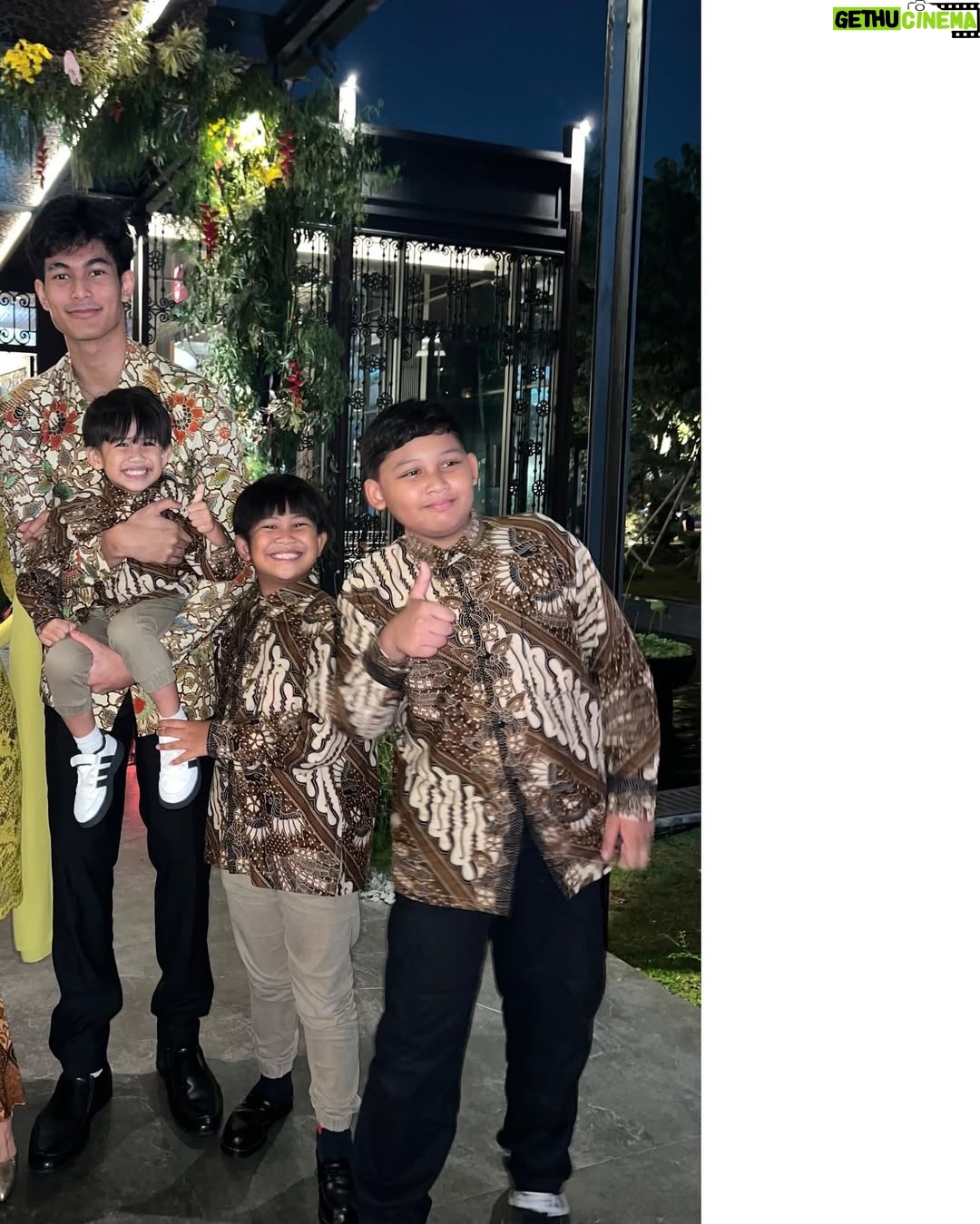 Diah Permatasari - 1.9K Likes - Turut Bahagia bersama keluarga kecil ku❤️
Di Pernikahan Keponakan Ku Bagus Dwi Satrio yg Telah mempersunting Khezia❤️
pernikahan Dengan Adat jawa Solo..
Selamat Mengarungi Bahtera Rumah Tangga,
Bagus& Khezia❤️
Semoga Sakinah, mawadah , warahmah 
Selamat juga Untuk My Cousin mba wanda @dwiarumwandasari Beserta keluarga besar Yg Berbahagia. Semoga Samawa 🙏🏻🤗