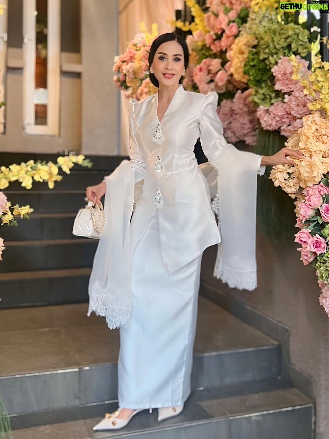 Diah Permatasari - 1.6K Likes - Tidak ada keindahan yang lebih mempesona daripada ketulusan hati seseorang,
Jangan pernah ragu untuk menjadi baik karena ketulusan hati tidak akan pernah sia-sia…
Maka dari itu,
Hiduplah dengan ketulusan hati maka setiap langkahmu akan dipenuhi dengan cahaya🤍🤍🤍✨🌟💥
