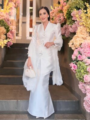 Diah Permatasari Instagram - Tidak ada keindahan yang lebih mempesona daripada ketulusan hati seseorang,
Jangan pernah ragu untuk menjadi baik karena ketulusan hati tidak akan pernah sia-sia…
Maka dari itu,
Hiduplah dengan ketulusan hati maka setiap langkahmu akan dipenuhi dengan cahaya🤍🤍🤍✨🌟💥