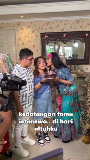 Diah Permatasari Instagram - Kenangan indah Part2💔
di hari Ultah ku Januari 2024🥹
Mendapatkan kejutan dari mereka
video ini lucu ,haru bercampur jd satu
Semoga mpok Alpa Tenang di sisi Allah🙏🏻🥹#alfatehah🙏🙏🙏
@ozisyahputranew
@fyp_trans7