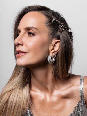 Diana Bolocco Instagram - Comienza una nueva semana de Fiebre de Baile! Hoy vuelven los duelos y debutan dos nuevas participantes. Los esperamos!!!! 

Vestido @hm collection 
Zapatos @javierapochzapateros 
Fotos @fernando.fotografias 
Maquillaje @paularoldan_makeup 
Pelo @danielasalas_hair 
Styling @xsecall2 
Vestuario @marinaramg