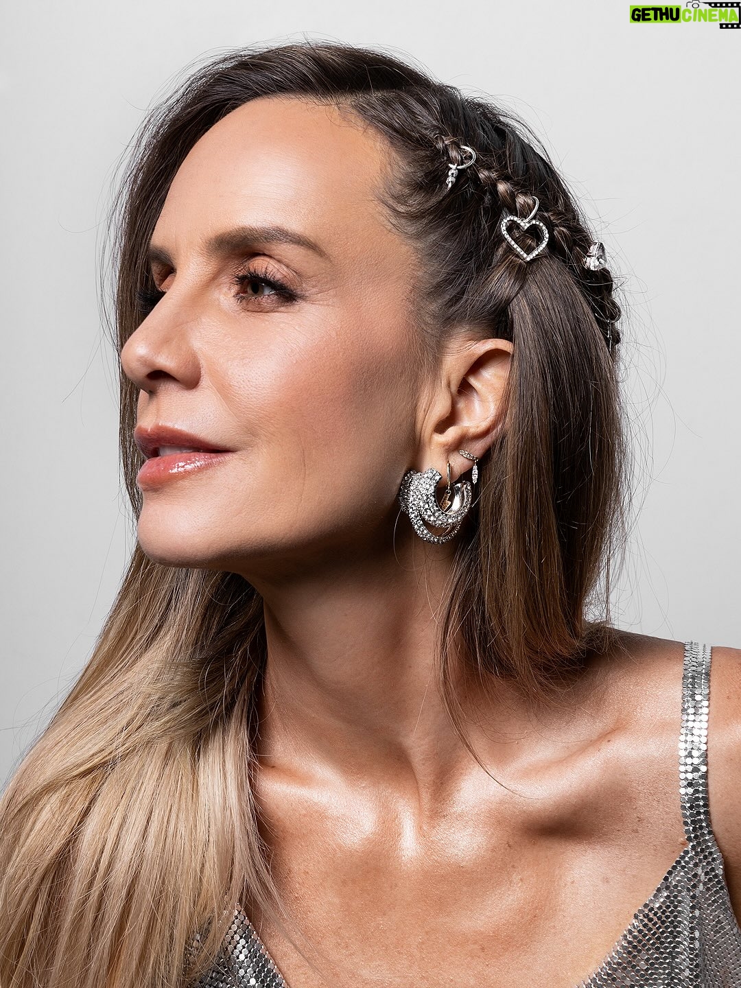 Diana Bolocco - 57.2K Likes - Comienza una nueva semana de Fiebre de Baile! Hoy vuelven los duelos y debutan dos nuevas participantes. Los esperamos!!!! 

Vestido @hm collection 
Zapatos @javierapochzapateros 
Fotos @fernando.fotografias 
Maquillaje @paularoldan_makeup 
Pelo @danielasalas_hair 
Styling @xsecall2 
Vestuario @marinaramg