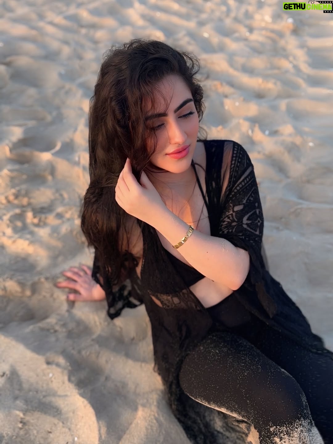Diana Khan - 14.8K Likes - Not just the sun that’s heating things up🌊

#dubai🇦🇪 #kitebeachdubai