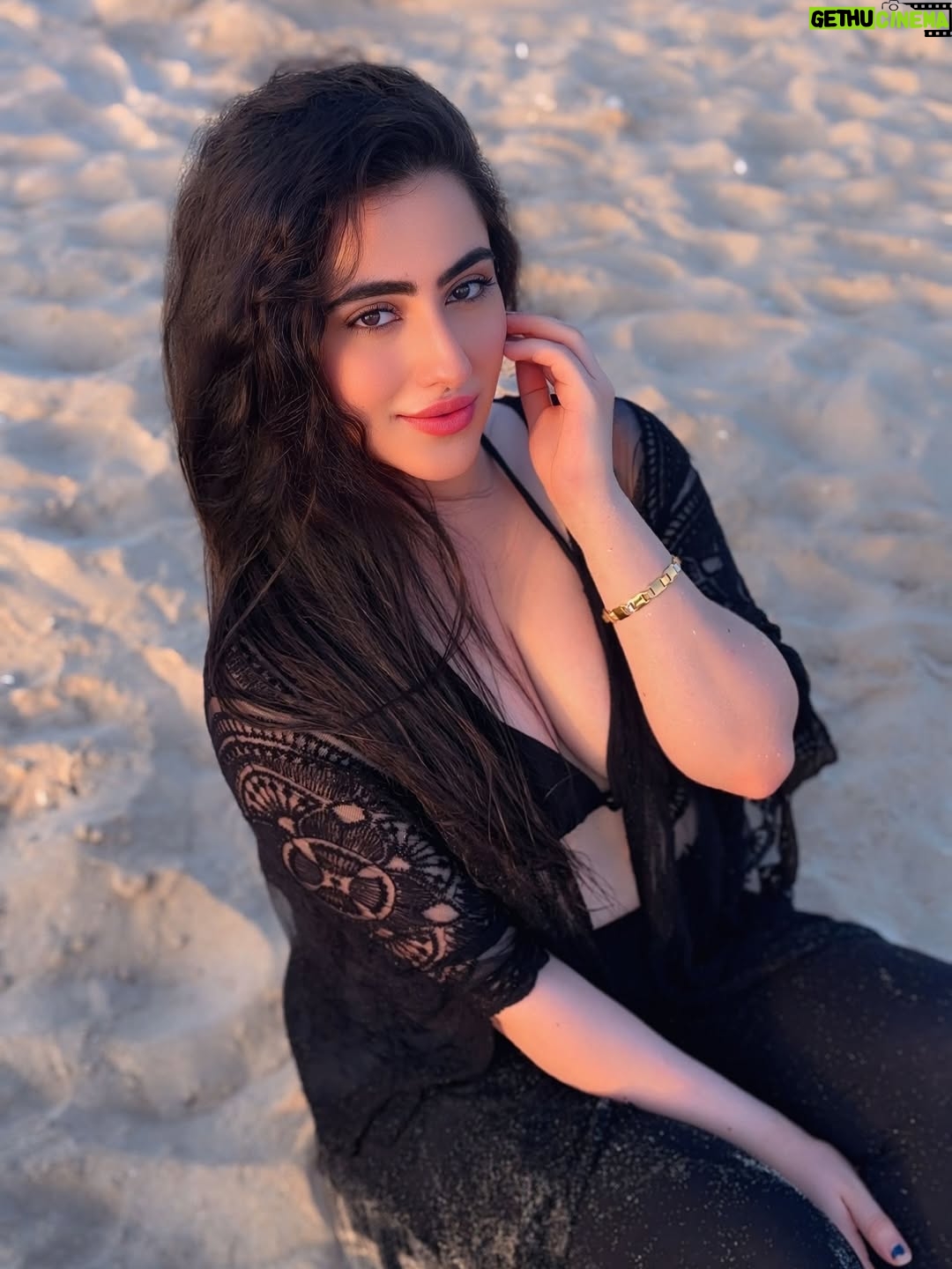 Diana Khan - 14.8K Likes - Not just the sun that’s heating things up🌊

#dubai🇦🇪 #kitebeachdubai