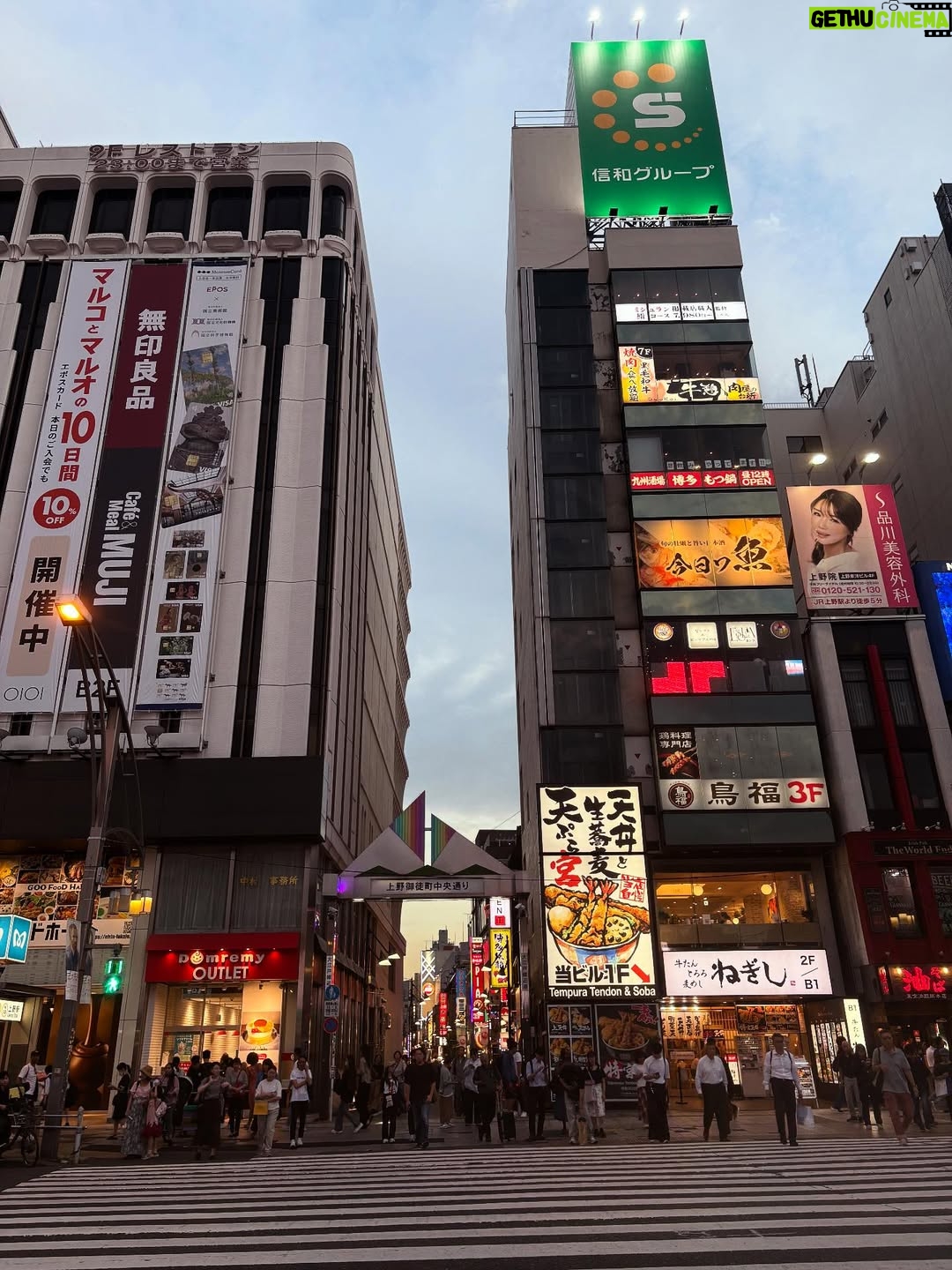 Diana Nicolau - 2.7K Likes - 24 dias depois de ter saído de Lisboa, chego a Tokyo. O destino no Japão por onde quase todos entram, mas eu quis deixar para o fim. E não me arrependo nada!

Geralmente evito ficar muito tempo nas capitais e nas cidades muito grandes porque não são representativas dos países, e por isso decidi distribuir o meu tempo por outras zonas e deixar Tokyo para o fim por várias razões. E agora sinto que já chego com bagagem sobre o Japão mas ainda continuo com muuuuitas perguntas - “You’re so curious, aren’t you?” - dizem-me. Sou, pá, deixem-me estar que eu não incomodo ninguém, só preciso de perceber o porquê das coisas. É que nunca saí dessa fase. E quanto mais descubro sobre o Japão e sobre eles, mais dúvidas tenho. 😳

E agora que cheguei a Tokyo, não quero ir embora. 😍 Kawaiiiiiii!!
A parte boa é que não vou já… Ainda tenho de aprender a fazer ramen. 😏 🍜 

Pergunta: 🙋‍♀️ 
É útil para alguém que eu compile o meu itinerário e todas as dicas de sítios, restaurantes, actividades, etc? Só a sondar 😌🤔

Arigato gozaimasu 🫶🏼🙂‍↕️ (e este emoji da vénia não é um amor? 🥹)