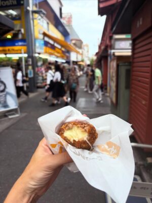 Diana Nicolau Instagram - 24 dias depois de ter saído de Lisboa, chego a Tokyo. O destino no Japão por onde quase todos entram, mas eu quis deixar para o fim. E não me arrependo nada!

Geralmente evito ficar muito tempo nas capitais e nas cidades muito grandes porque não são representativas dos países, e por isso decidi distribuir o meu tempo por outras zonas e deixar Tokyo para o fim por várias razões. E agora sinto que já chego com bagagem sobre o Japão mas ainda continuo com muuuuitas perguntas - “You’re so curious, aren’t you?” - dizem-me. Sou, pá, deixem-me estar que eu não incomodo ninguém, só preciso de perceber o porquê das coisas. É que nunca saí dessa fase. E quanto mais descubro sobre o Japão e sobre eles, mais dúvidas tenho. 😳

E agora que cheguei a Tokyo, não quero ir embora. 😍 Kawaiiiiiii!!
A parte boa é que não vou já… Ainda tenho de aprender a fazer ramen. 😏 🍜 

Pergunta: 🙋‍♀️ 
É útil para alguém que eu compile o meu itinerário e todas as dicas de sítios, restaurantes, actividades, etc? Só a sondar 😌🤔

Arigato gozaimasu 🫶🏼🙂‍↕️ (e este emoji da vénia não é um amor? 🥹)