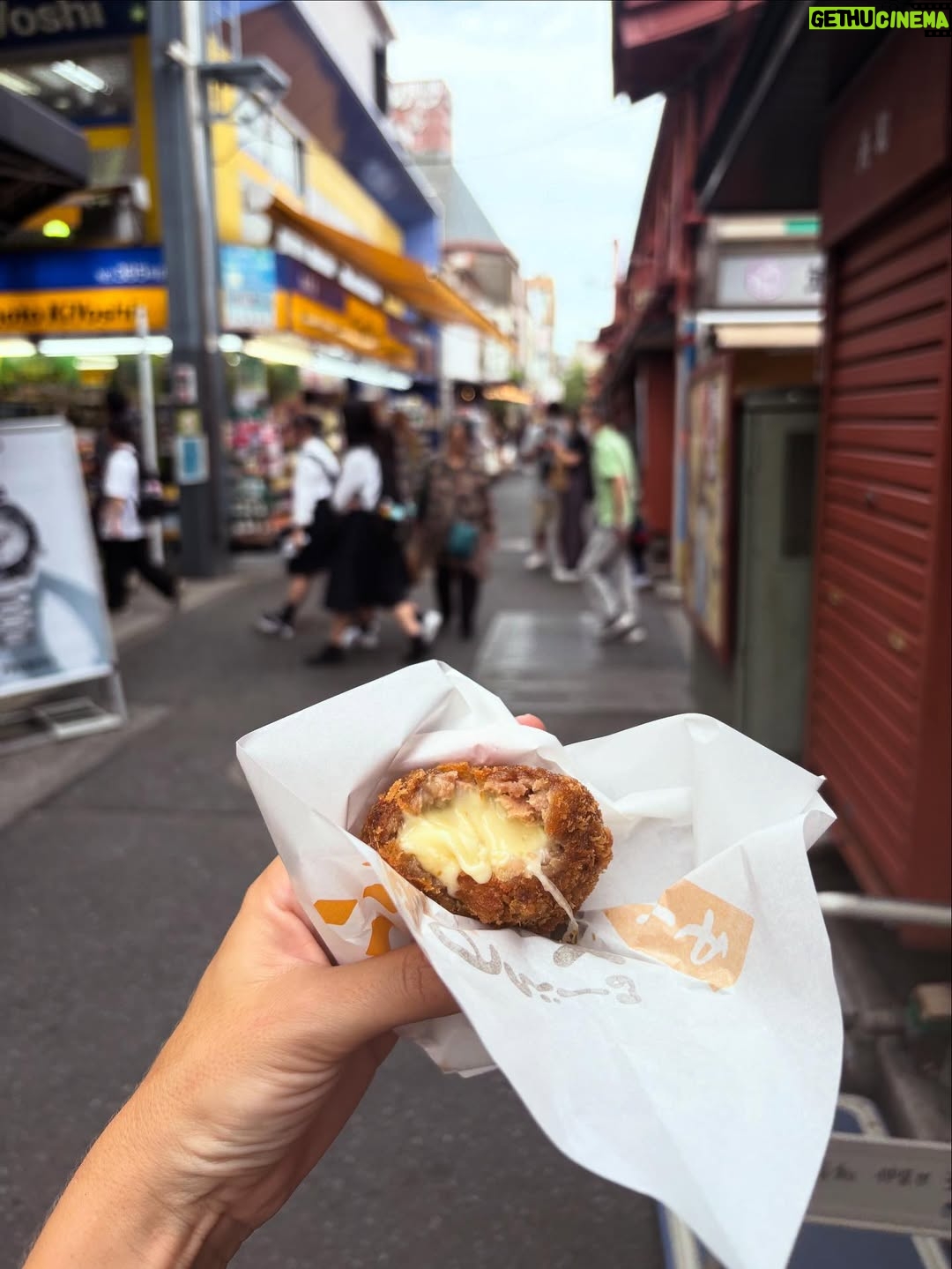 Diana Nicolau - 2.7K Likes - 24 dias depois de ter saído de Lisboa, chego a Tokyo. O destino no Japão por onde quase todos entram, mas eu quis deixar para o fim. E não me arrependo nada!

Geralmente evito ficar muito tempo nas capitais e nas cidades muito grandes porque não são representativas dos países, e por isso decidi distribuir o meu tempo por outras zonas e deixar Tokyo para o fim por várias razões. E agora sinto que já chego com bagagem sobre o Japão mas ainda continuo com muuuuitas perguntas - “You’re so curious, aren’t you?” - dizem-me. Sou, pá, deixem-me estar que eu não incomodo ninguém, só preciso de perceber o porquê das coisas. É que nunca saí dessa fase. E quanto mais descubro sobre o Japão e sobre eles, mais dúvidas tenho. 😳

E agora que cheguei a Tokyo, não quero ir embora. 😍 Kawaiiiiiii!!
A parte boa é que não vou já… Ainda tenho de aprender a fazer ramen. 😏 🍜 

Pergunta: 🙋‍♀️ 
É útil para alguém que eu compile o meu itinerário e todas as dicas de sítios, restaurantes, actividades, etc? Só a sondar 😌🤔

Arigato gozaimasu 🫶🏼🙂‍↕️ (e este emoji da vénia não é um amor? 🥹)