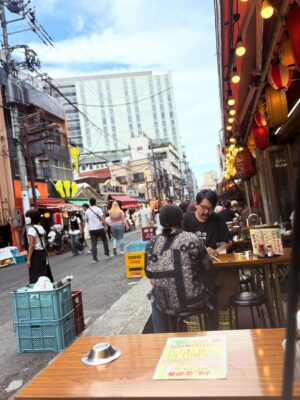 Diana Nicolau Instagram - 24 dias depois de ter saído de Lisboa, chego a Tokyo. O destino no Japão por onde quase todos entram, mas eu quis deixar para o fim. E não me arrependo nada!

Geralmente evito ficar muito tempo nas capitais e nas cidades muito grandes porque não são representativas dos países, e por isso decidi distribuir o meu tempo por outras zonas e deixar Tokyo para o fim por várias razões. E agora sinto que já chego com bagagem sobre o Japão mas ainda continuo com muuuuitas perguntas - “You’re so curious, aren’t you?” - dizem-me. Sou, pá, deixem-me estar que eu não incomodo ninguém, só preciso de perceber o porquê das coisas. É que nunca saí dessa fase. E quanto mais descubro sobre o Japão e sobre eles, mais dúvidas tenho. 😳

E agora que cheguei a Tokyo, não quero ir embora. 😍 Kawaiiiiiii!!
A parte boa é que não vou já… Ainda tenho de aprender a fazer ramen. 😏 🍜 

Pergunta: 🙋‍♀️ 
É útil para alguém que eu compile o meu itinerário e todas as dicas de sítios, restaurantes, actividades, etc? Só a sondar 😌🤔

Arigato gozaimasu 🫶🏼🙂‍↕️ (e este emoji da vénia não é um amor? 🥹)