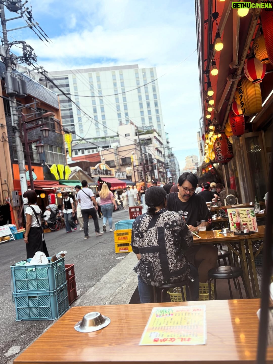 Diana Nicolau - 2.7K Likes - 24 dias depois de ter saído de Lisboa, chego a Tokyo. O destino no Japão por onde quase todos entram, mas eu quis deixar para o fim. E não me arrependo nada!

Geralmente evito ficar muito tempo nas capitais e nas cidades muito grandes porque não são representativas dos países, e por isso decidi distribuir o meu tempo por outras zonas e deixar Tokyo para o fim por várias razões. E agora sinto que já chego com bagagem sobre o Japão mas ainda continuo com muuuuitas perguntas - “You’re so curious, aren’t you?” - dizem-me. Sou, pá, deixem-me estar que eu não incomodo ninguém, só preciso de perceber o porquê das coisas. É que nunca saí dessa fase. E quanto mais descubro sobre o Japão e sobre eles, mais dúvidas tenho. 😳

E agora que cheguei a Tokyo, não quero ir embora. 😍 Kawaiiiiiii!!
A parte boa é que não vou já… Ainda tenho de aprender a fazer ramen. 😏 🍜 

Pergunta: 🙋‍♀️ 
É útil para alguém que eu compile o meu itinerário e todas as dicas de sítios, restaurantes, actividades, etc? Só a sondar 😌🤔

Arigato gozaimasu 🫶🏼🙂‍↕️ (e este emoji da vénia não é um amor? 🥹)