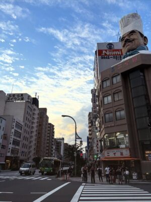 Diana Nicolau Instagram - 24 dias depois de ter saído de Lisboa, chego a Tokyo. O destino no Japão por onde quase todos entram, mas eu quis deixar para o fim. E não me arrependo nada!

Geralmente evito ficar muito tempo nas capitais e nas cidades muito grandes porque não são representativas dos países, e por isso decidi distribuir o meu tempo por outras zonas e deixar Tokyo para o fim por várias razões. E agora sinto que já chego com bagagem sobre o Japão mas ainda continuo com muuuuitas perguntas - “You’re so curious, aren’t you?” - dizem-me. Sou, pá, deixem-me estar que eu não incomodo ninguém, só preciso de perceber o porquê das coisas. É que nunca saí dessa fase. E quanto mais descubro sobre o Japão e sobre eles, mais dúvidas tenho. 😳

E agora que cheguei a Tokyo, não quero ir embora. 😍 Kawaiiiiiii!!
A parte boa é que não vou já… Ainda tenho de aprender a fazer ramen. 😏 🍜 

Pergunta: 🙋‍♀️ 
É útil para alguém que eu compile o meu itinerário e todas as dicas de sítios, restaurantes, actividades, etc? Só a sondar 😌🤔

Arigato gozaimasu 🫶🏼🙂‍↕️ (e este emoji da vénia não é um amor? 🥹)